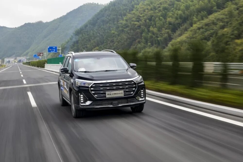 На фото: Кроссовер Jetour X90 Plus