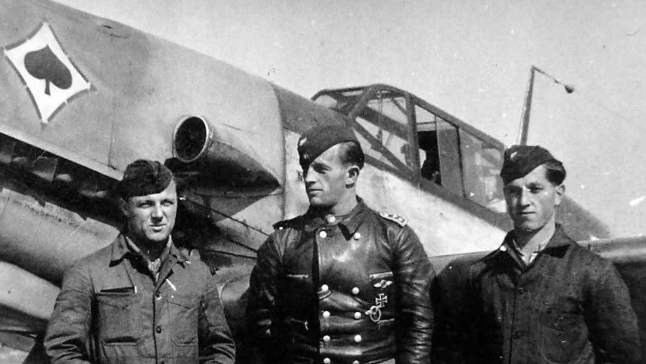 Пилот "бриллиантовой" авиагруппы люфтваффе со своими техниками 