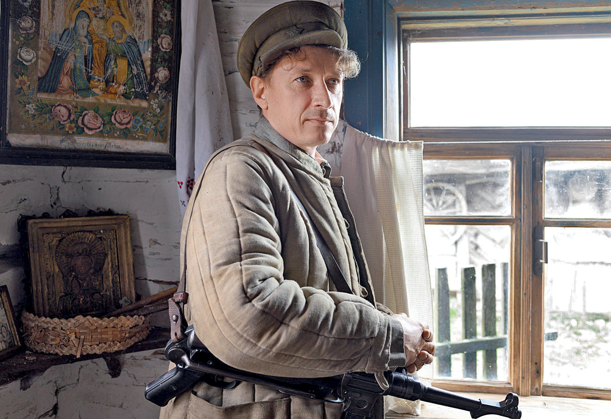 Роль Николая Киселёва, который вывел обречённых, по сути, людей за линию фронта, сыграл Александр Яценко 