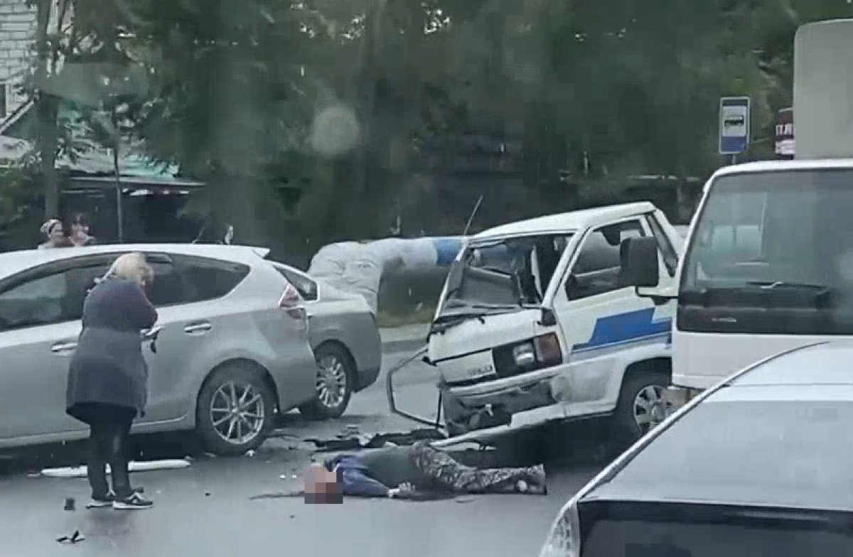    В Хабаровске погиб водитель грузовика с фруктами, устроивший массовое ДТП