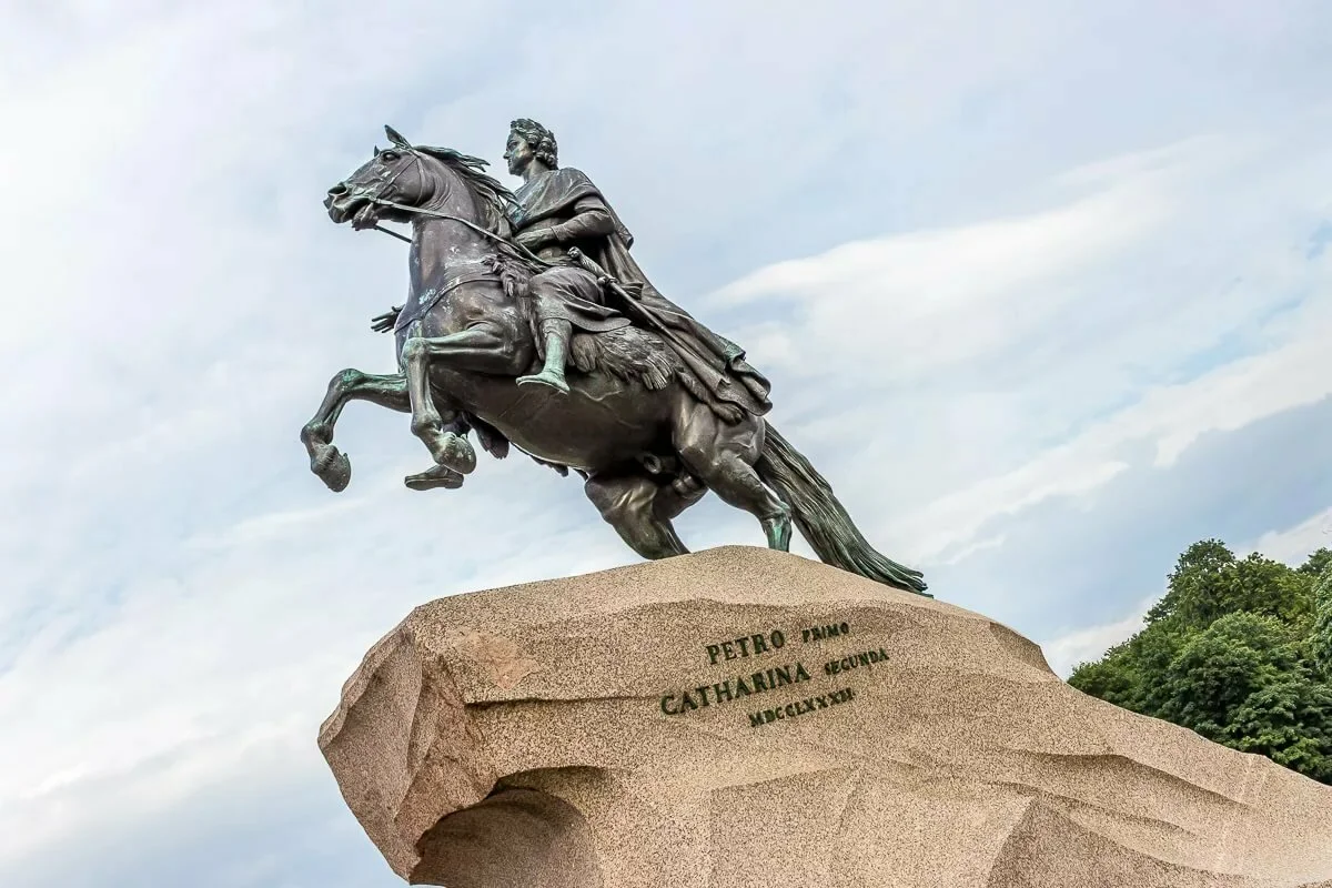 Всадник петра 1. Медный всадник памятник Петру 1. Памятник Петру i медный всадник. Статуя Петру 1 в Петербурге медный всадник. Фальконе скульптор медный всадник.