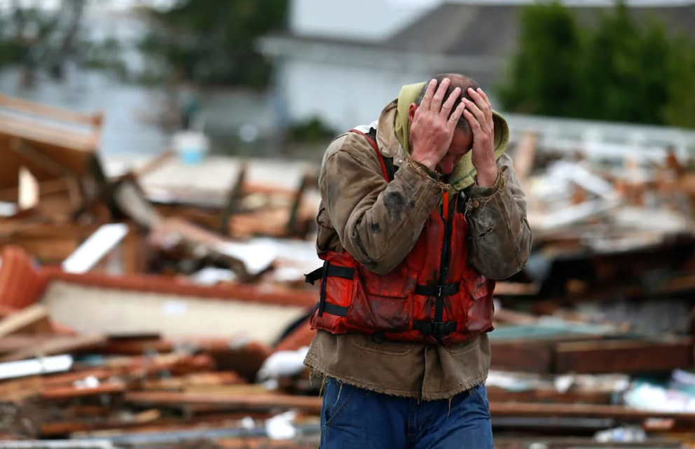 Человек на фоне катастрофы. Переживший катастрофу. Переживший катастрофу. 12 бальное землетрясение. 6 июля 2021 года наводнение в краснодарском крае.