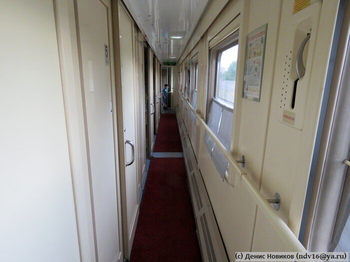 В купейном вагоне одноэтажного поезда