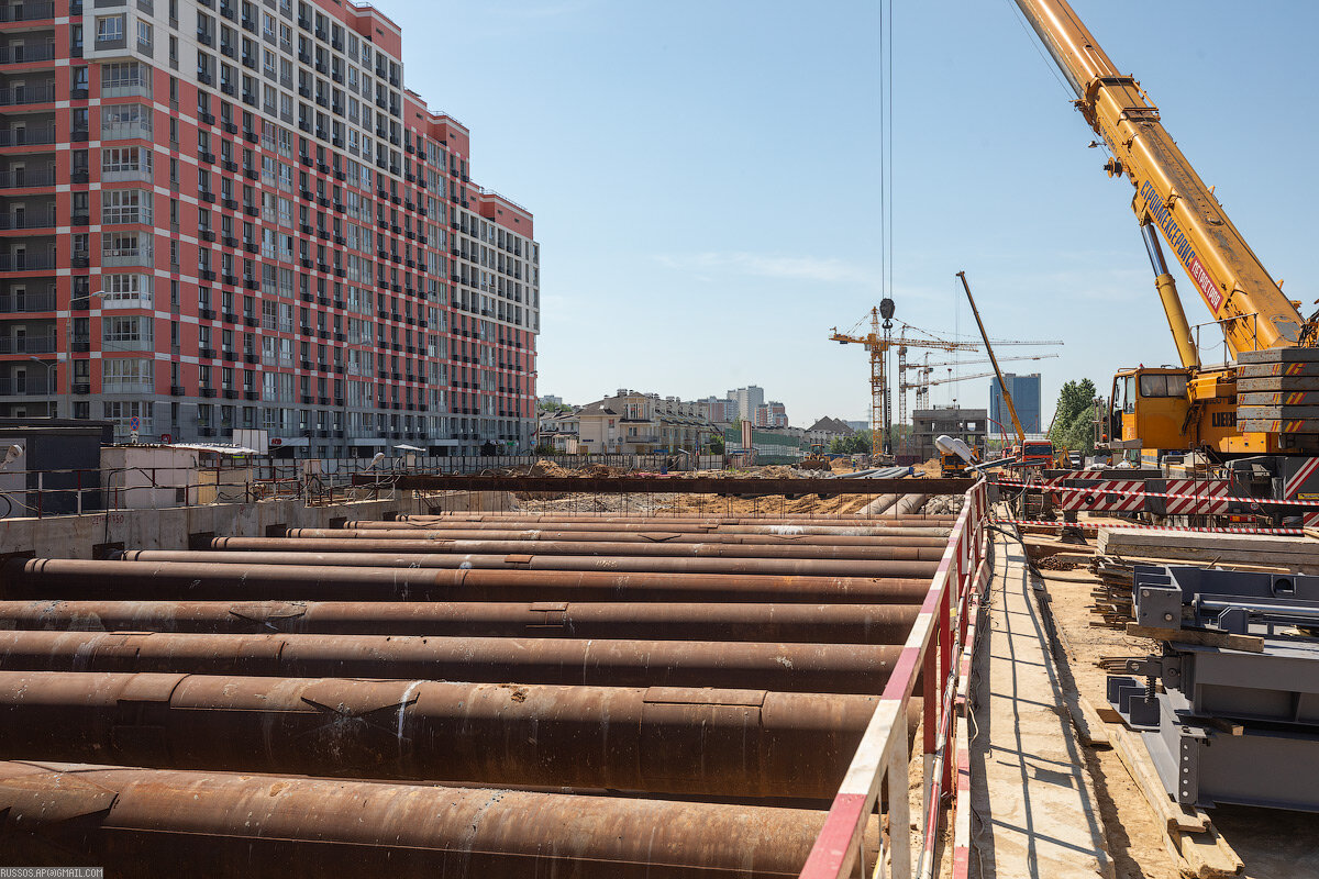 Начнем обход с тупиков за станцией «Физтех». Но сначала прогуляемся до её вестибюлей, которые поднялись уже над уровнем земли.