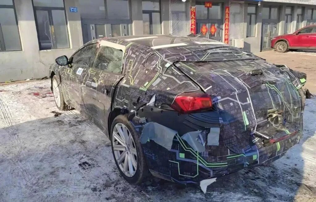    Китайский электрокар с запасом хода в 600 км показали на «шпионских» снимках