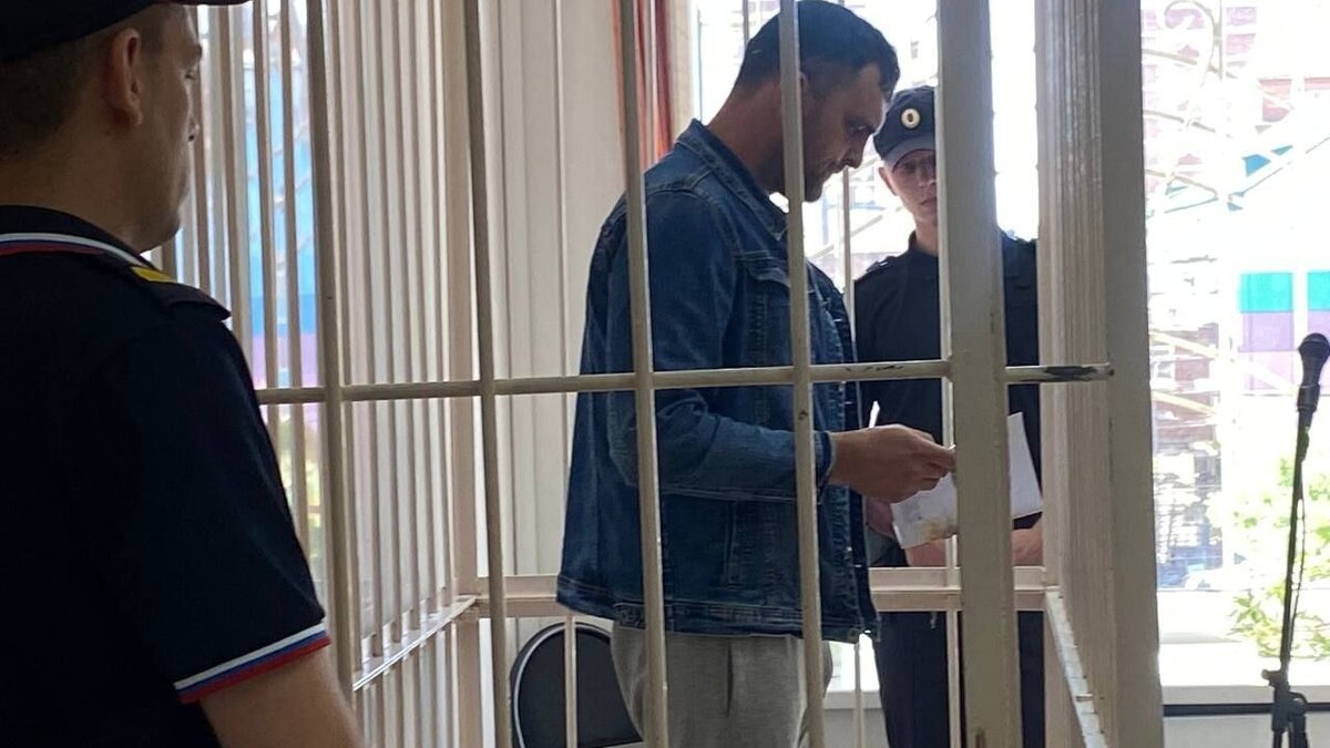     Глава Бейского района Иннокентий Стряпков проведет в СИЗО еще 72 часа — он останется там до 18 июня.