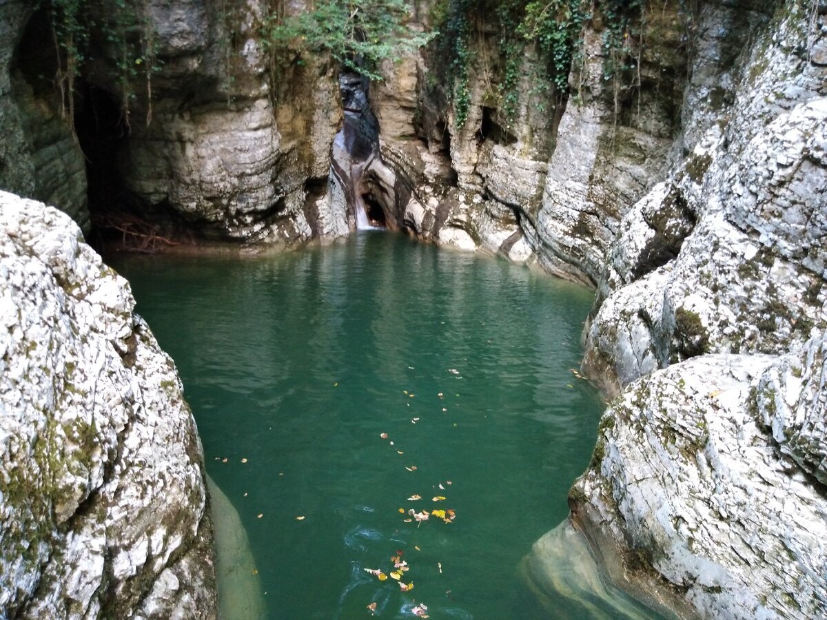 Агурскими водопадами. Агурский водопад Сочи. Агурское ущелье Чертова купель. Агурское ущелье Сочи Чертова купель. Агурские водопады в Сочи Чертова купель.