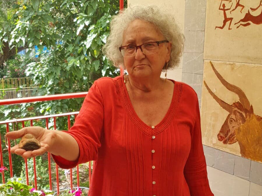 ПЕНСИОНЕРКА ЛИДИЯ МАРНЕР ДЕРЖИТ СТАТУЭТКУ ЕГИПЕТСКОЙ БОГИНИ, КОТОРУЮ ОНА НАШЛА НА ПЛЯЖЕ НЕДАЛЕКО ОТ ТЕЛЬ-АВИВА