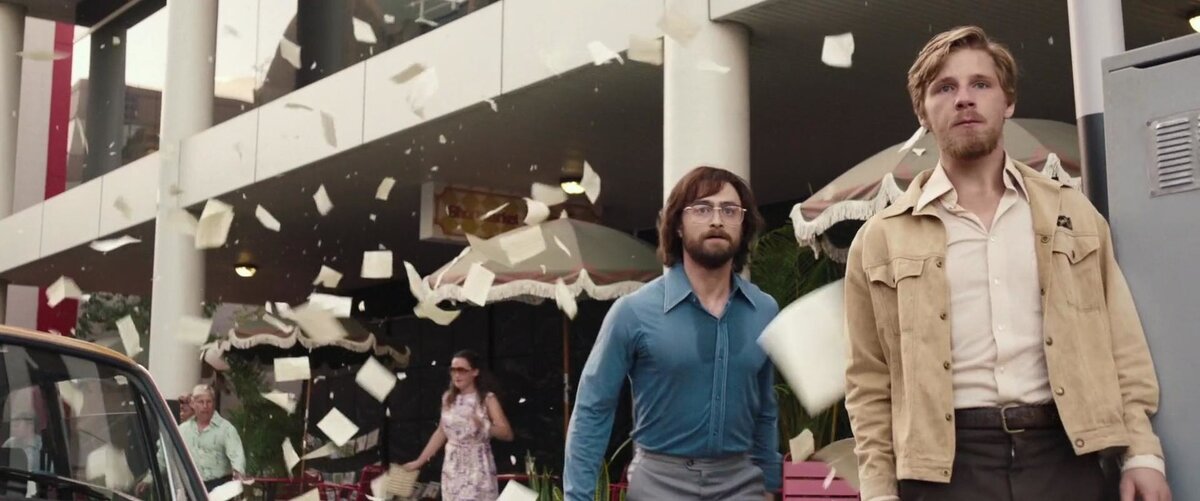 Кадры из фильма студенты выбросили листовки на улицы города