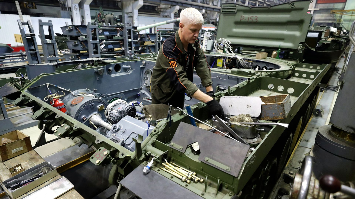 Сборки т. Т-72 Уралвагонзавод. Цех 130 УВЗ. Моторно трансмиссионное отделение танка т72. Цех 130 Уралвагонзавод