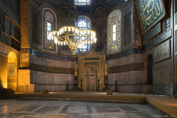 Так выглядит апсида Святой Софии сегодня. Видно, что михраб смещен к юго-востоку