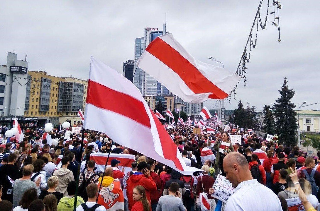    Флаг белорусских националистов на акции протеста в Минске © ИА REGNUM