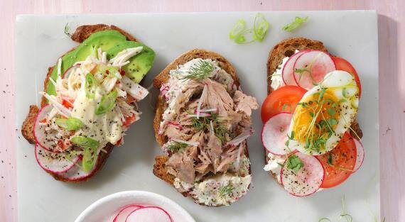 Наше здоровье, благодарность и наслаждение обеспечиваются качественными продуктами, а тост с творожным сыром, редисом и авокадо - это простое, но качественное и вкусное лакомство для придания нашей жизни свежести и сияния!