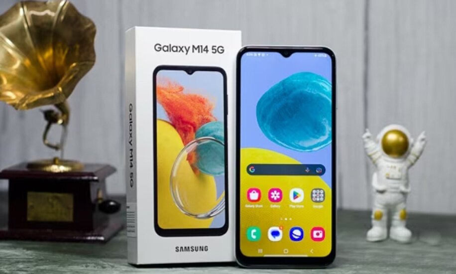    Смартфон упакован в стандартную коробку, как другие недорогие модели Samsung. Фото: firstpost.com