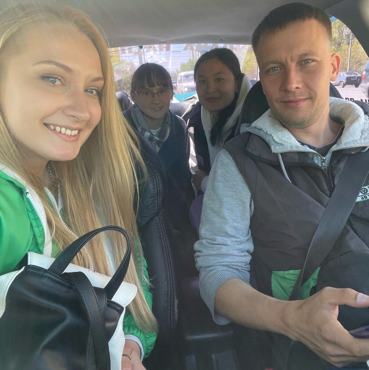 Интересный факт! ФОРТУНА - единственная автошкола в Омске, где на экзамене в ГИБДД в качестве сопровождающего достаточно часто присутствует менеджер. Да да, тот самый человек, который когда-то рассказал вам об обучении, ответил на все вопросы и помогал в процессе. Это всегда личная инициатива, потому что мы искренне любим каждого клиента и переживаем как за себя! Ребята отмечают в отзывах, что менеджер помогает справиться с эмоциями и позитивно настроиться.