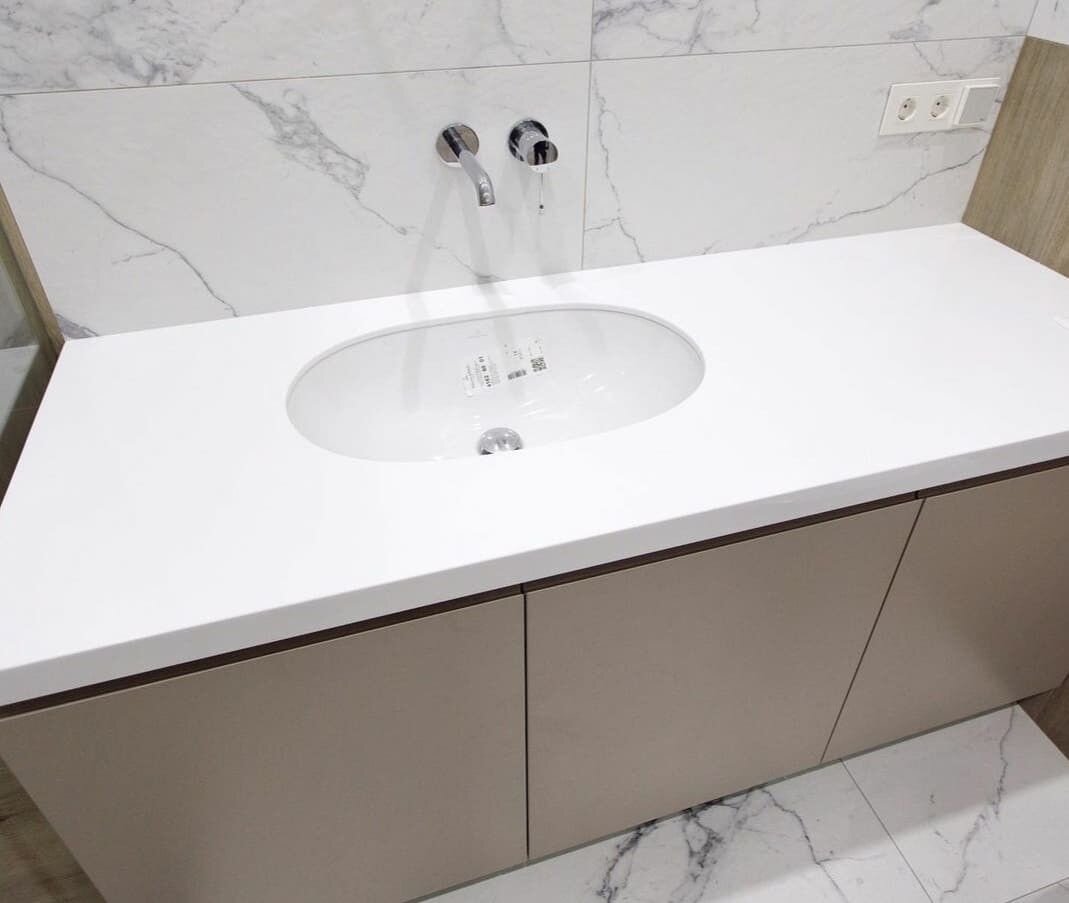 Столешница для ванной из однотонного белого акрила. Бренд камня Grandex. Арт. PURE WHITE P-104