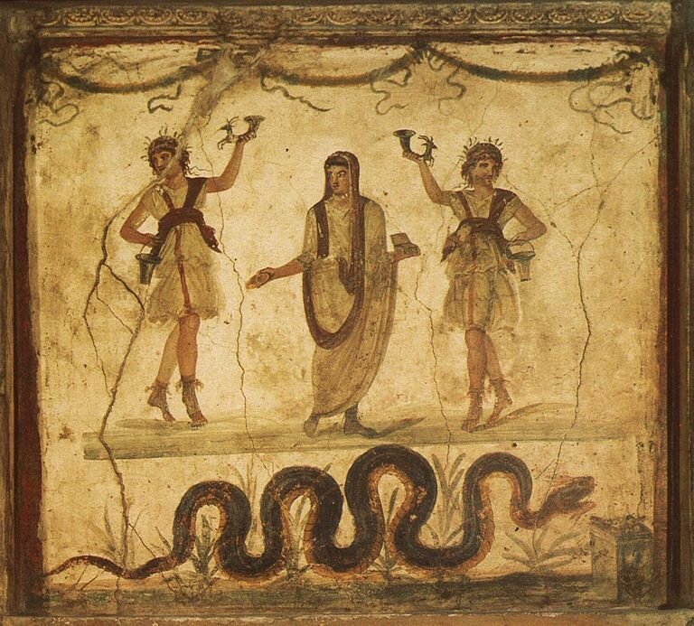 Римская религия была одной из самых важных частей жизни древних римлян. Она была политеистической, то есть верующие поклонялись множеству богов и богинь.

Основным богом в римской религии был Юпитер, который считался королем богов. Его супруга Юнона была богиней женской красоты и материнства. Другие важные боги включали Марса (бога войны), Меркурия (бога торговли и путешествий) и Венеру (богиню любви и красоты).

Римляне верили, что каждый бог контролировал определенный аспект жизни, и поэтому они проводили множество обрядов и жертвоприношений, чтобы ублажить своих божественных покровителей. Например, они могли принести жертву в храм, чтобы попросить о благополучии в браке или здоровье ребенка.

Римская религия также включала множество праздников и церемоний, которые отмечались по всему Римскому государству. Например, Фестиваль Сатурналий был праздником зимнего солнцестояния, который отмечался в честь бога Сатурна. В этот день римляне отдыхали от работы, обменивались подарками и угощали друг друга.

Римская религия оказала большое влияние на культуру и искусство древнего Рима. Многие знаменитые художественные произведения, такие как скульптуры и фрески, были созданы в честь богов и богинь. Даже некоторые знаменитые здания, такие как Колизей и Пантеон, были построены как святилища для религиозных церемоний.

Хотя римская религия больше не практикуется, ее влияние до сих пор ощущается в нашей культуре. Многие слова и выражения, такие как "юношеский" и "меркуриальный", происходят от имен богов римской мифологии.