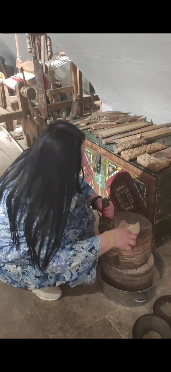 Ручная мельница.