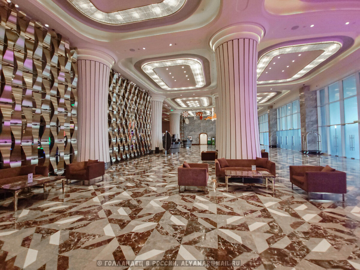 Холл гостиницы.