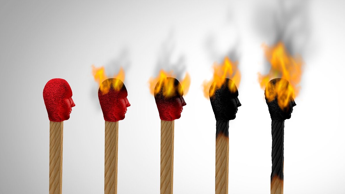 Ранние симптомы эмоционального выгорания довольно незаметны и их легко не заметить. Их можно ошибочно принять за усталость, вялость и недостаток отдыха. Поэтому важно помнить о своих коллегах и близких. Вы не сможете предложить поддержку, если не сможете распознать признаки.