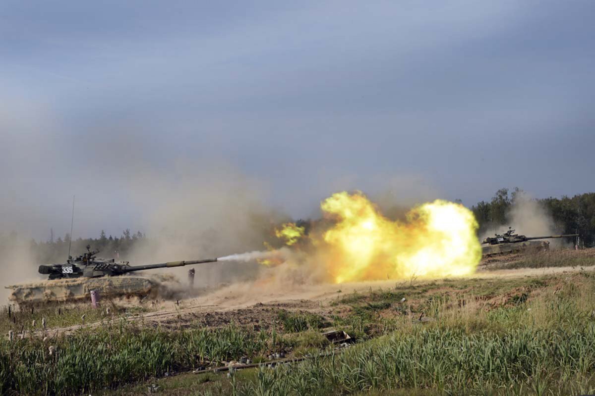    Танк Т-80 подбил американскую БМП Bradley с расстояния 9,5 километра