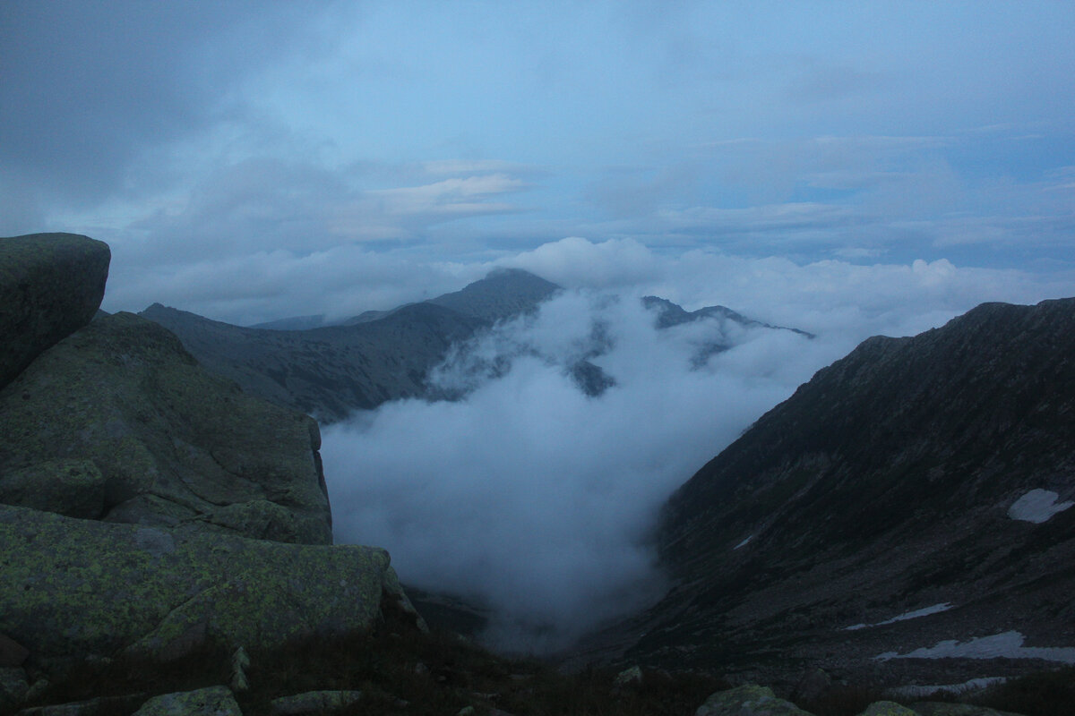 Сумерки, облака ложатся спать в уютные долины.