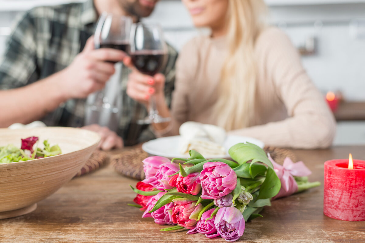 Изображение от <a href="https://ru.freepik.com/free-photo/man-clanging-glasses-with-woman-at-table-with-flowers-and-bowl-of-salad_3624442.htm#query=%D1%80%D0%BE%D0%BC%D0%B0%D0%BD%D1%82%D0%B8%D0%BA%D0%B0%20%D0%B2%D0%B8%D0%BD%D0%BE%20%D1%86%D0%B2%D0%B5%D1%82%D1%8B%20%D1%84%D1%80%D1%83%D0%BA%D1%82%D1%8B&position=4&from_view=search&track=ais">Freepik</a>