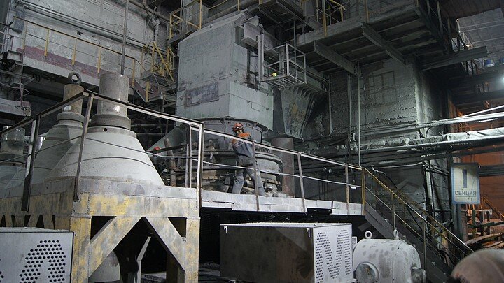 Дробильное отделение горно-обогатительной фабрики. На переднем плане слева - запасные дробящие конусы от дробилок