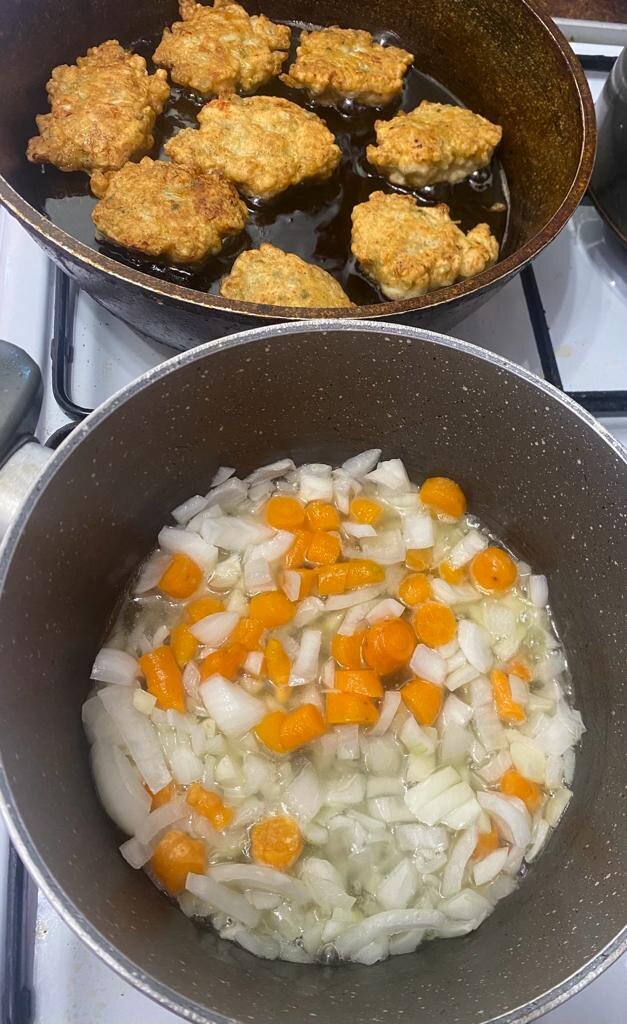 Это жарятся котлетки и идет обжарка овощей для супа