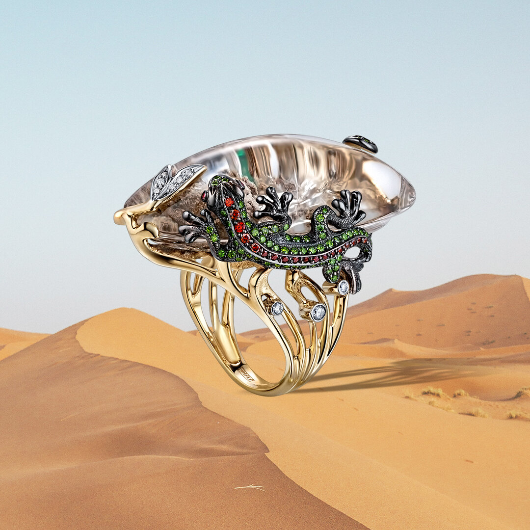 Кольцо "Затерянный мир", ювелирный дом RODIS, желтое золото 585 пробы, зеленые бриллианты- 84 шт., белые бриллианты- 23 шт., коньячные бриллианты- 18 шт., изумруды- 2 шт., рубины- 12 шт., желтый сапфир- 1 шт., кварц кабошон с включениями~ 49,87 кар., горячая эмаль. Ручная работа. Стоимость по запросу.