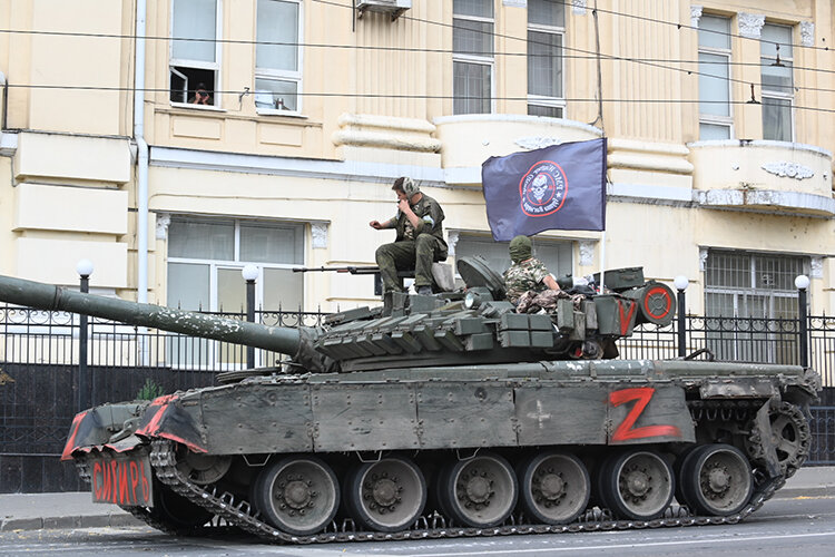    Еще до рассвета мятежники вошли в город, власти региона выпустили сообщение, в котором попросили людей не покидать дома и не выходить, что, впрочем, не остановило зевак и выпускников школ Фото: © Karbinov Anatoly / news.ru via globallookpress.com / www.globallookpress.com