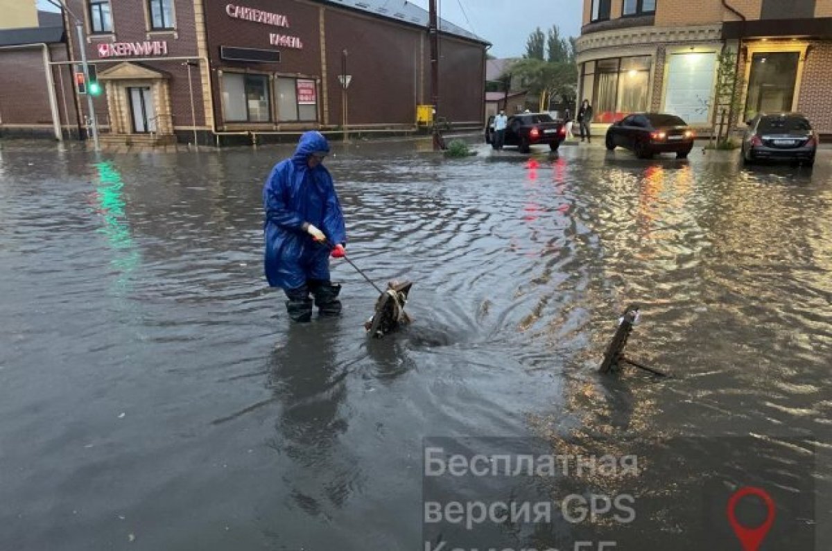    Махачкала затоплена ливневыми водами и завалена деревьями