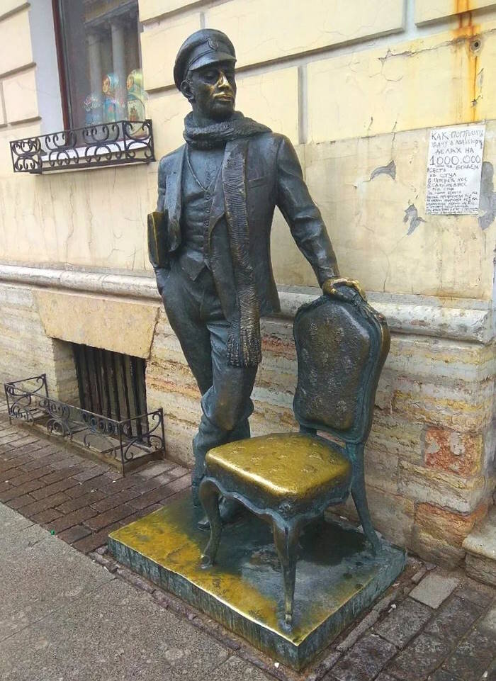 Жители и гости Петербурга, как видно, без устали натирают нос великого комбинатора и позируют на его стуле.