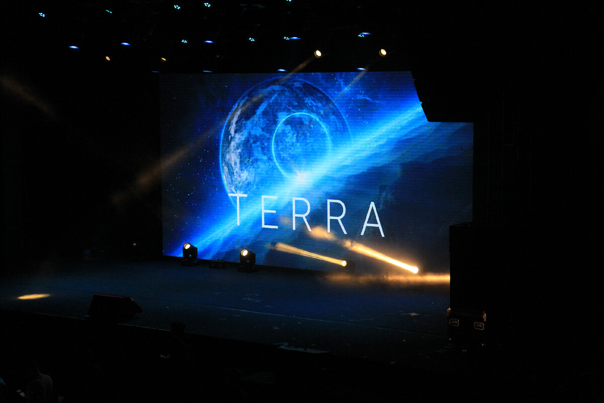 Сцена в клубе Base на старте 27 потока наставничества в Бизнес клубе Терра 30.06.23