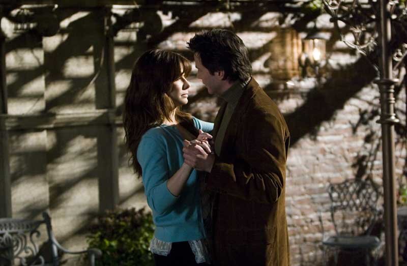 Фильм о любви двух людей, которых разделяет расстояние. Но исчисляется оно не километрами, не городами, а временем. Оригинальная история снята просто, но красиво, а потрясающая музыка настолько тонко переплетается с изображением, что они становятся одним целым. Поэтому фильм «Дом у озера» получился очень нежным, романтичным и чувственным.