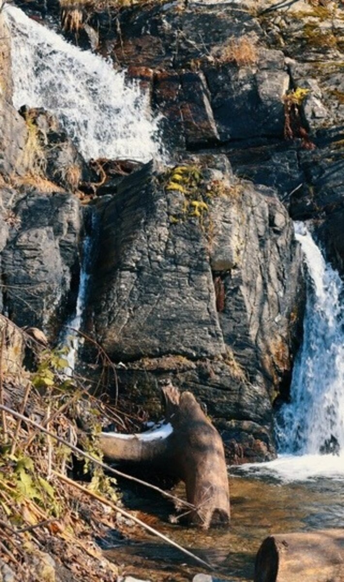 Водопад Уюновский является трехкаскадным и расположен на высоте 420 метров над уровнем моря