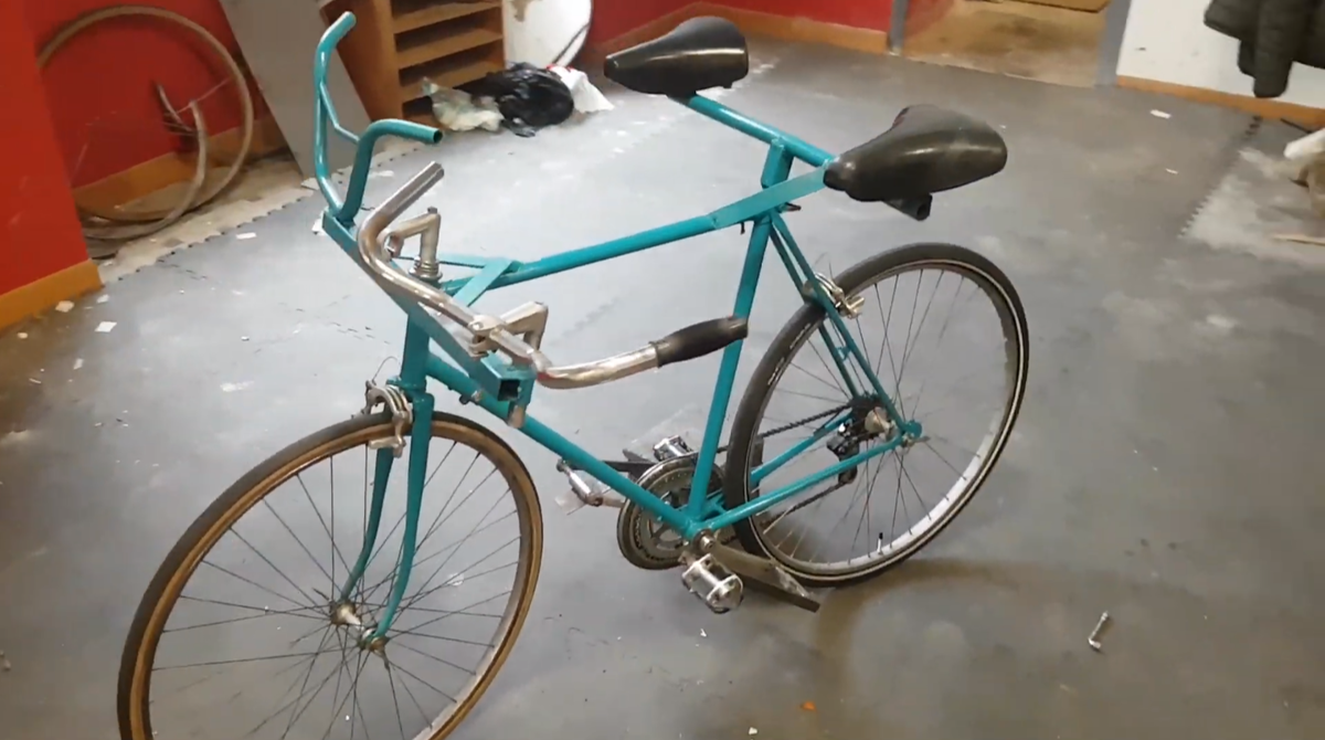 Социальный (Sociable от англ.) велосипед с двумя посадочными местами. Считалось, что так удобней общаться.