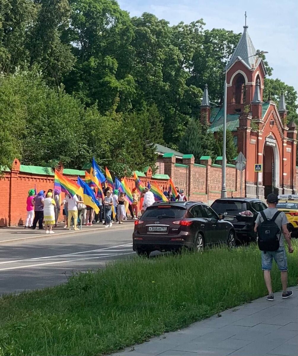 В Москве – массовое шествие под флагами Украины и ЛГБТ | Политнавигатор |  Дзен