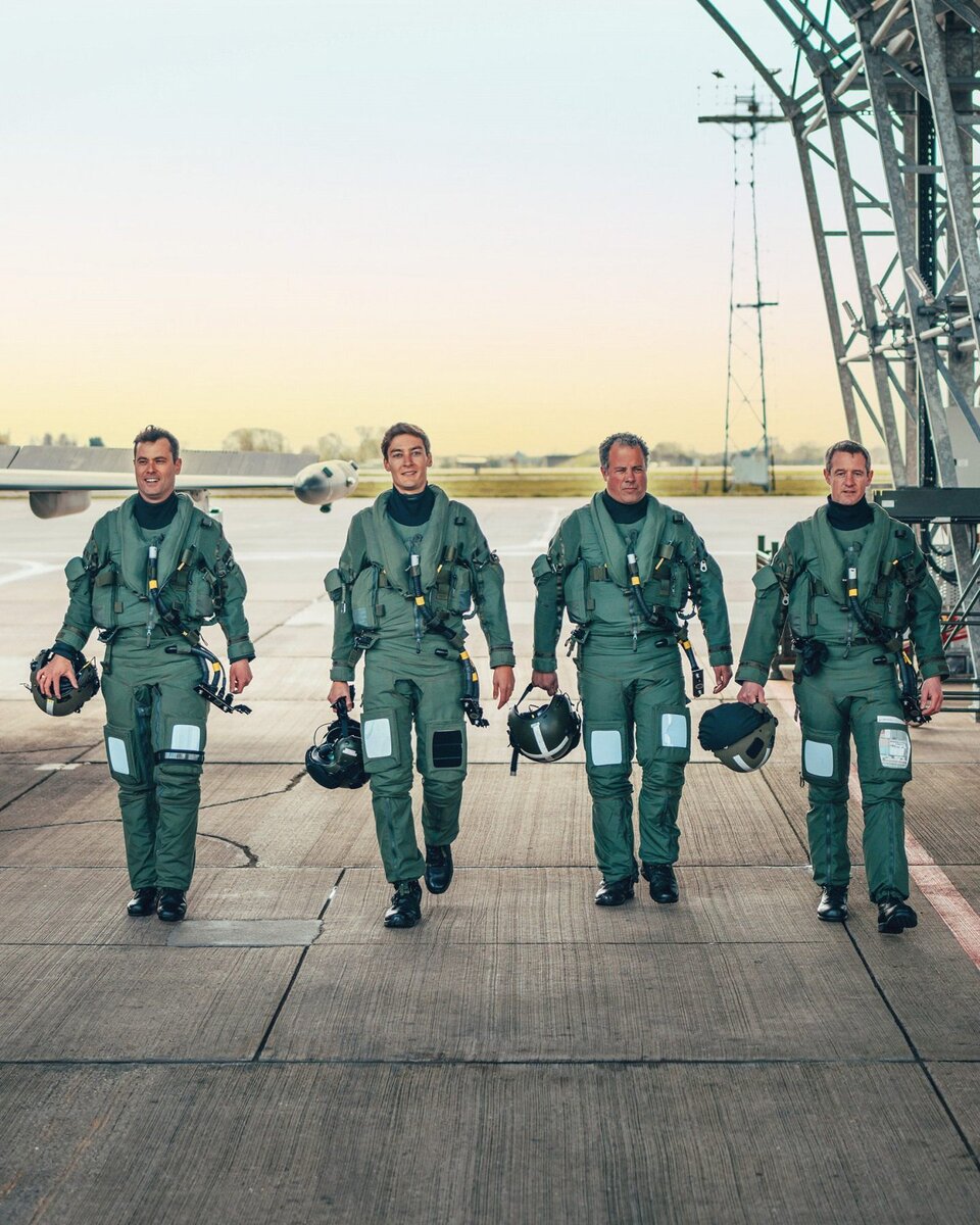 Джордж Рассел и Typhoon Display TeamФото: Соцсети  📷
