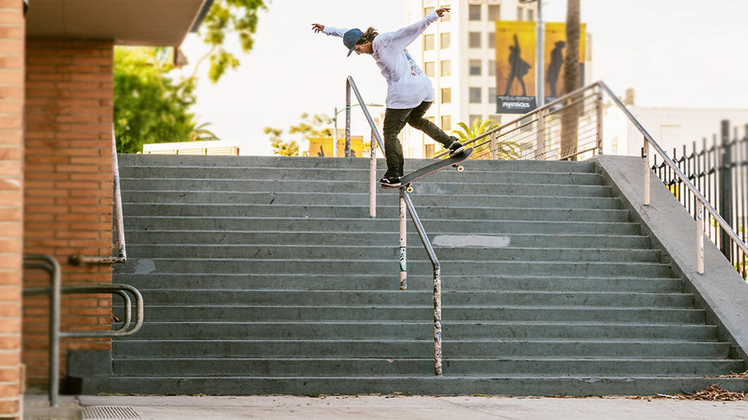 На данном фото представлен трюк Nosegrind на периле.Nosegrind - это Скольжение на передней части скейта «Nose». Трюк сделан в стриту.