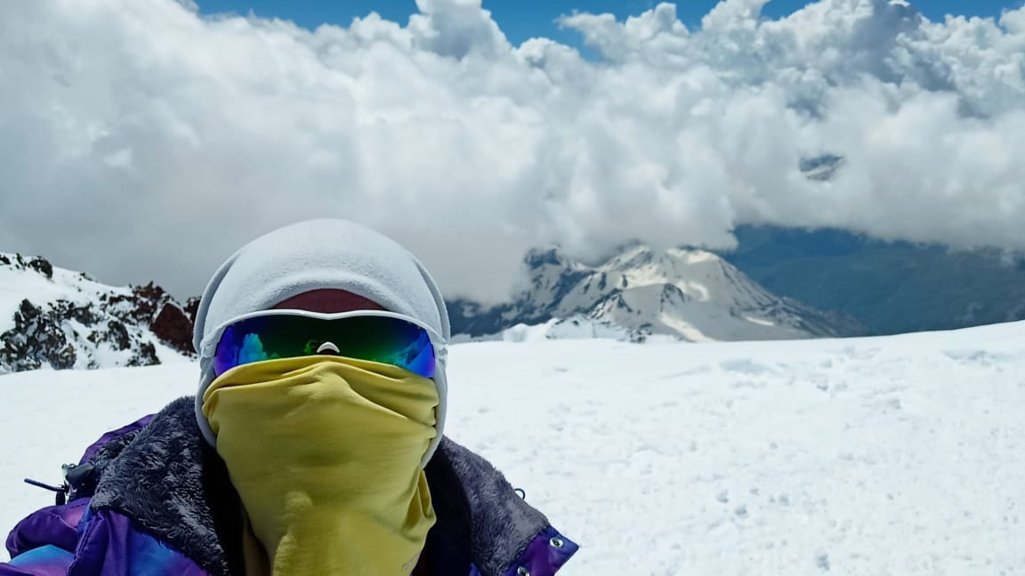    Пара жителей Кондопоги взобралась на Казбек с мечом Алексей Петрик/ВК