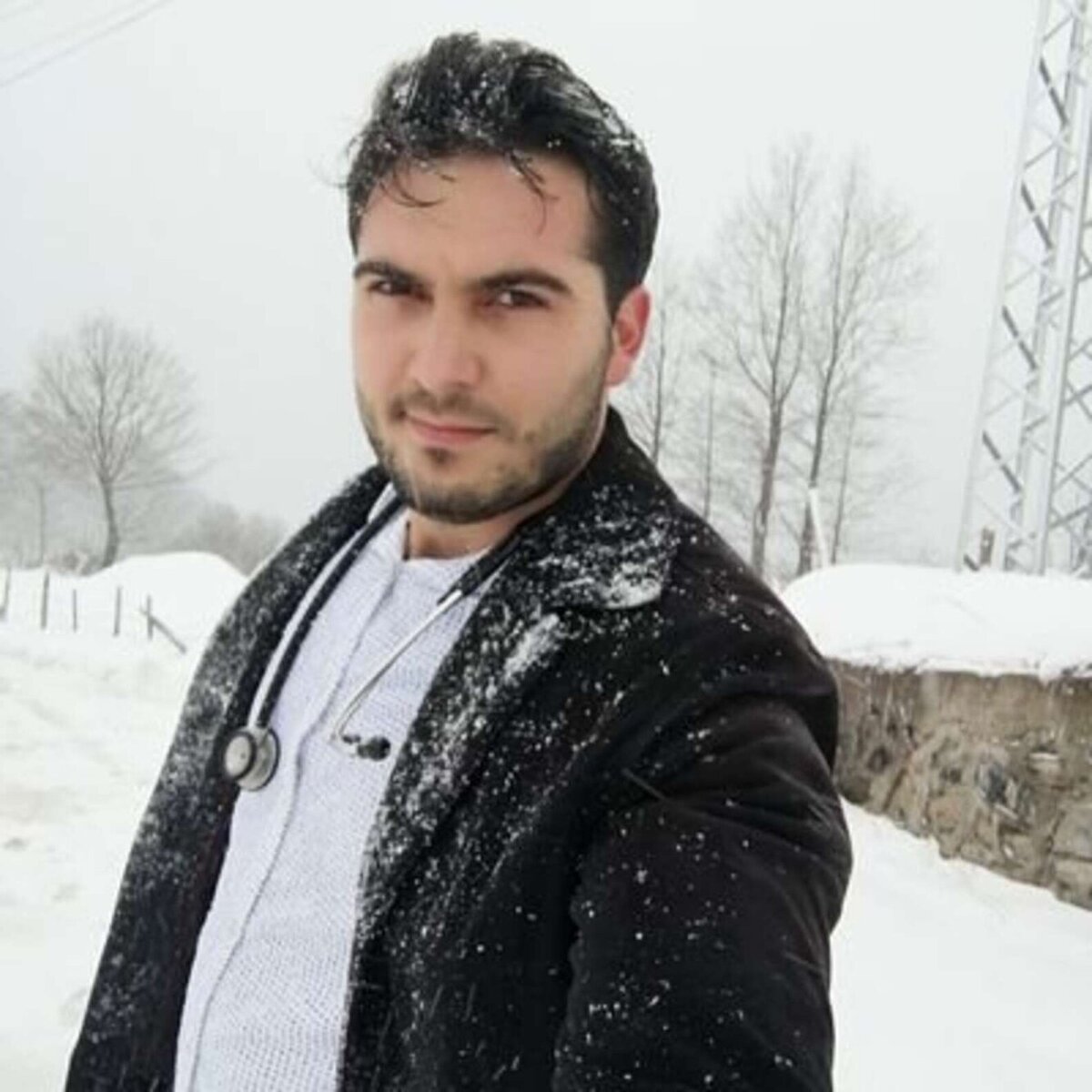 Ветеринар Огюн Озтюрк. Источник фото: https://www.goodhouse.ru/home/pets/vosmiletnyaya-devochka-proshla-skvoz-snega-chtoby-vylechit-psa/?from=main_middle&utm_referrer=mirtesen.ru