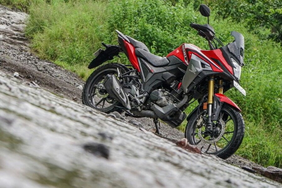 Honda CB200X выдержан в стиле NC750X и старших моделей CB-X