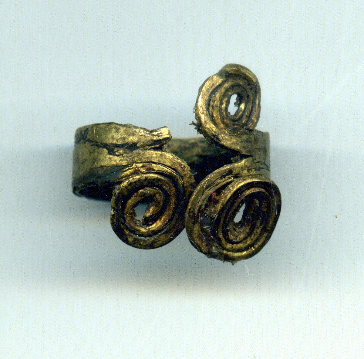 Кольцо, украшенное двойными спиралями из погребения на некрополе Илурата. Из собрания Государственного музея истории религи