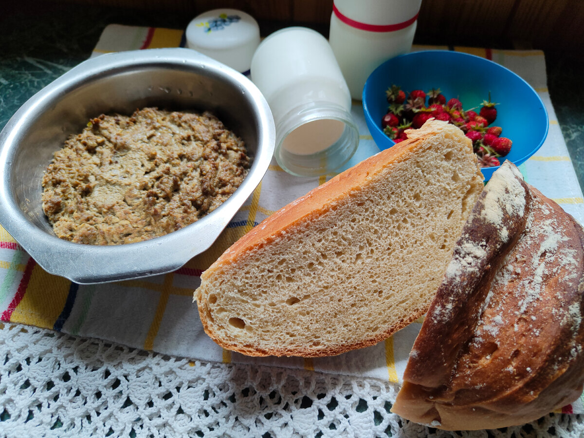 Домашние йогурты с земляникой; бутерброды из картофельного хлеба и печёночного паштета; 