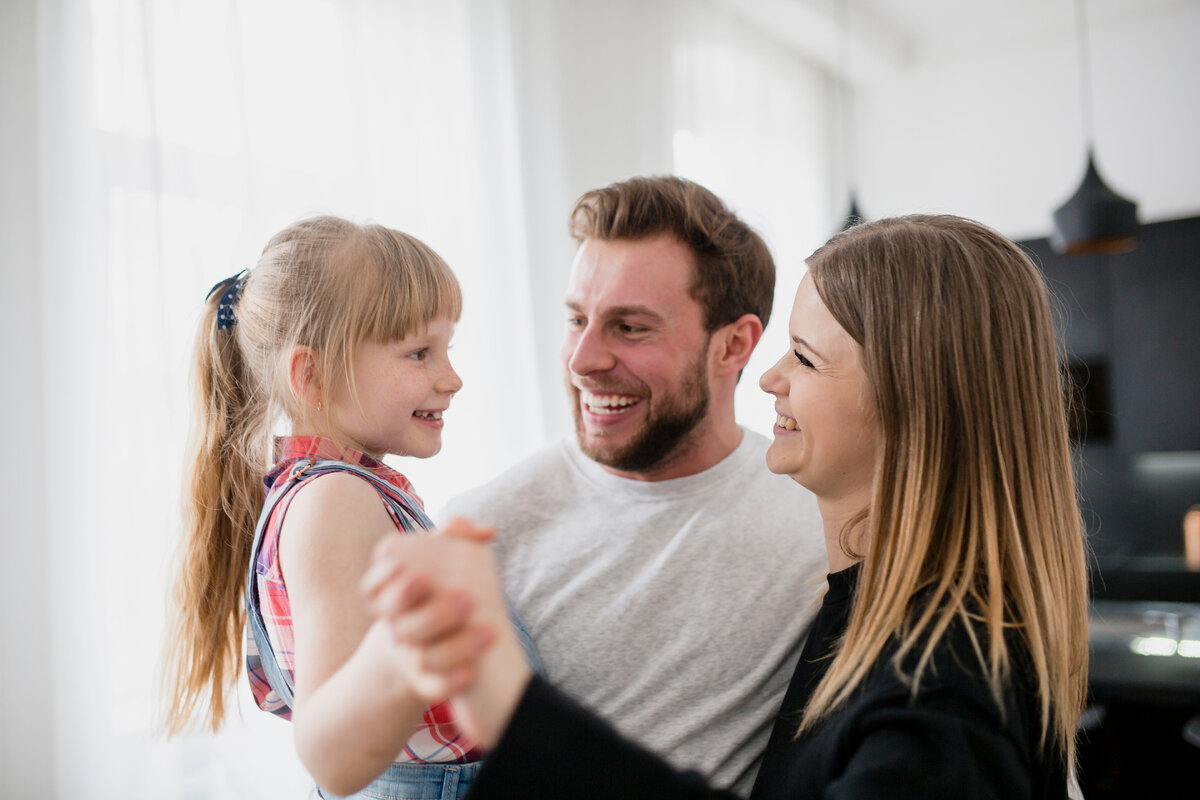 2 parents. Моему мужу Нравится проводить время с семьёй.