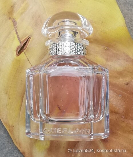 Стандартный для всех Mon Guerlain флакон и крышка. Различие в цвете и форме узора на ободке