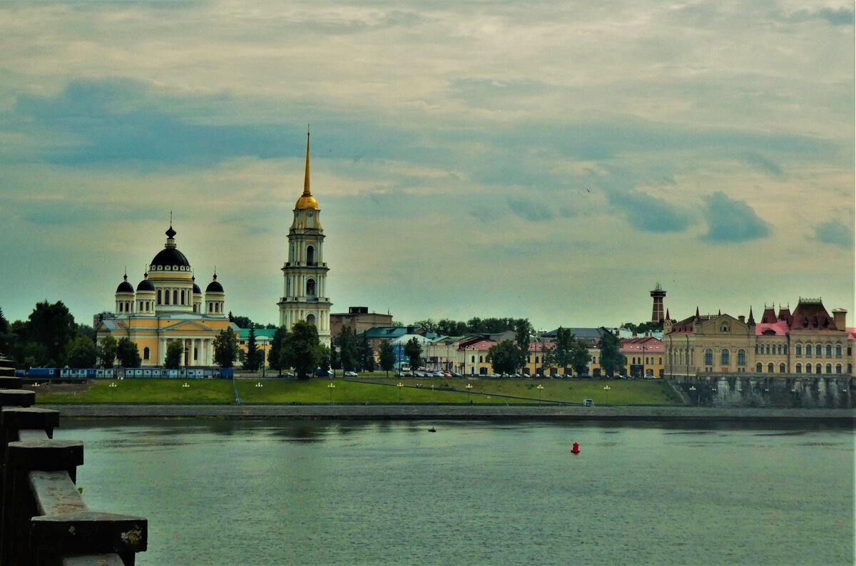 Вид с моста, конечно, очаровательный... если не знать, что в этот самый момент на мосту грандиозный ремонт, а потому реверсивное движение и жуткая пробка (грохот, пыль и сомнительные пейзажи прилагаются). 