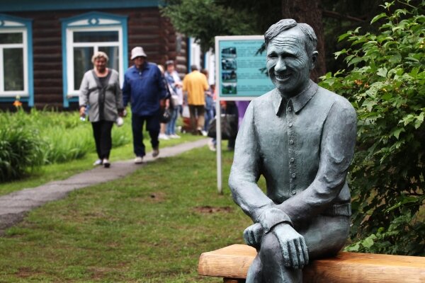 Памятник Василию Шукшину в родном селе Сростки во время Всероссийского фестиваля «Шукшинские дни на Алтае»  © РИА Новости