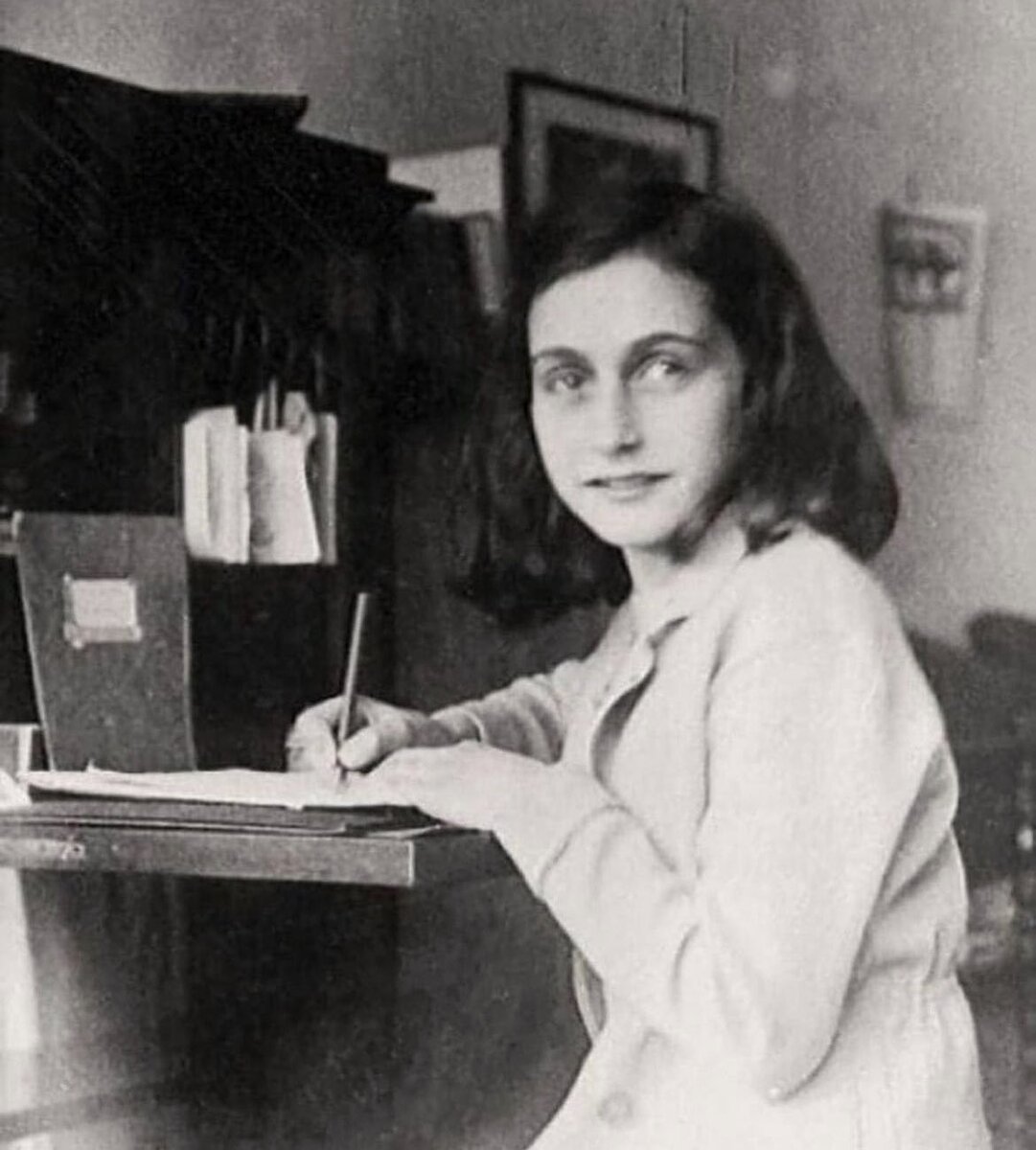 Фото: Pinterest / Анна Франк с дневником